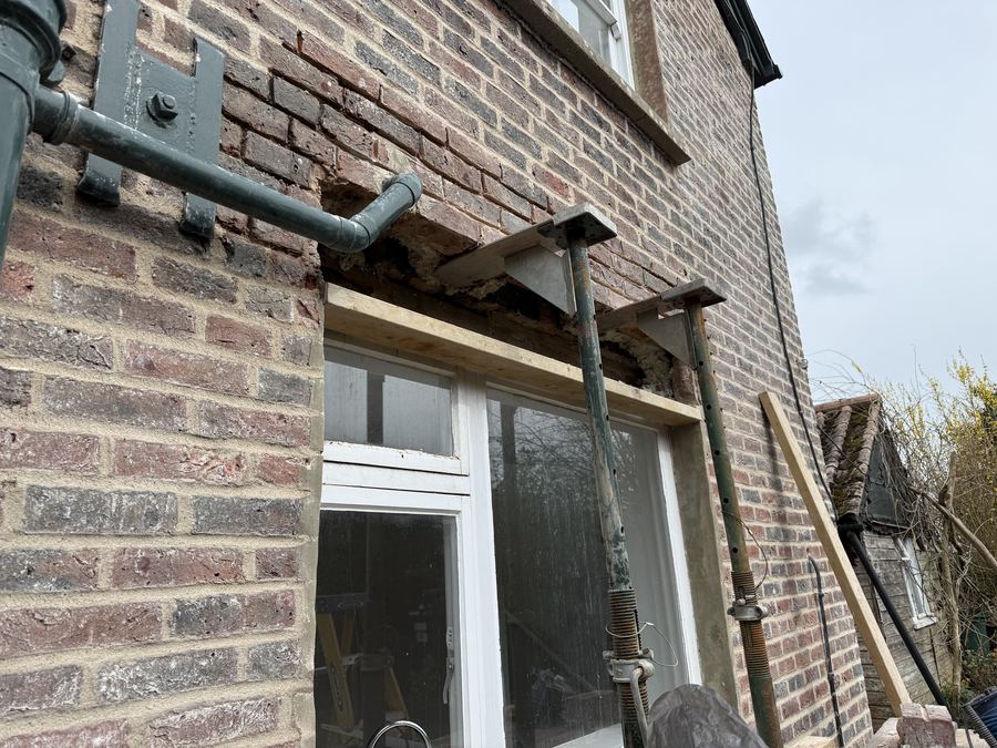 Missing lintel and slipped soldier course, Southampton